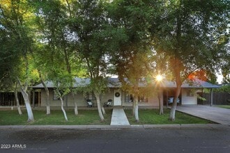Building Photo - 1428 S Oakley Pl