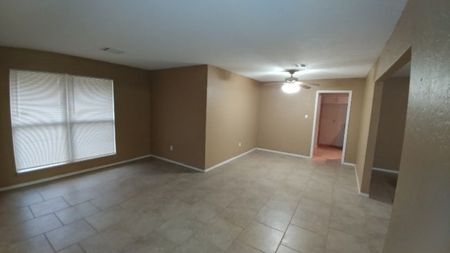 Building Photo - 3010 NE Kingsbriar Dr