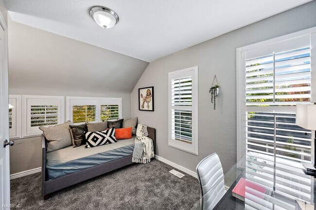 Building Photo - 3 br, 2.5 bath House - 1020 East Dakota Av...