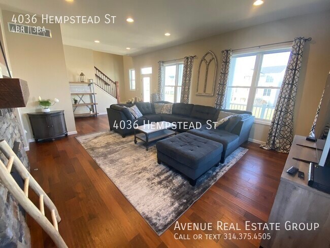 Building Photo - Enjoy the beautiful lake view from your do...