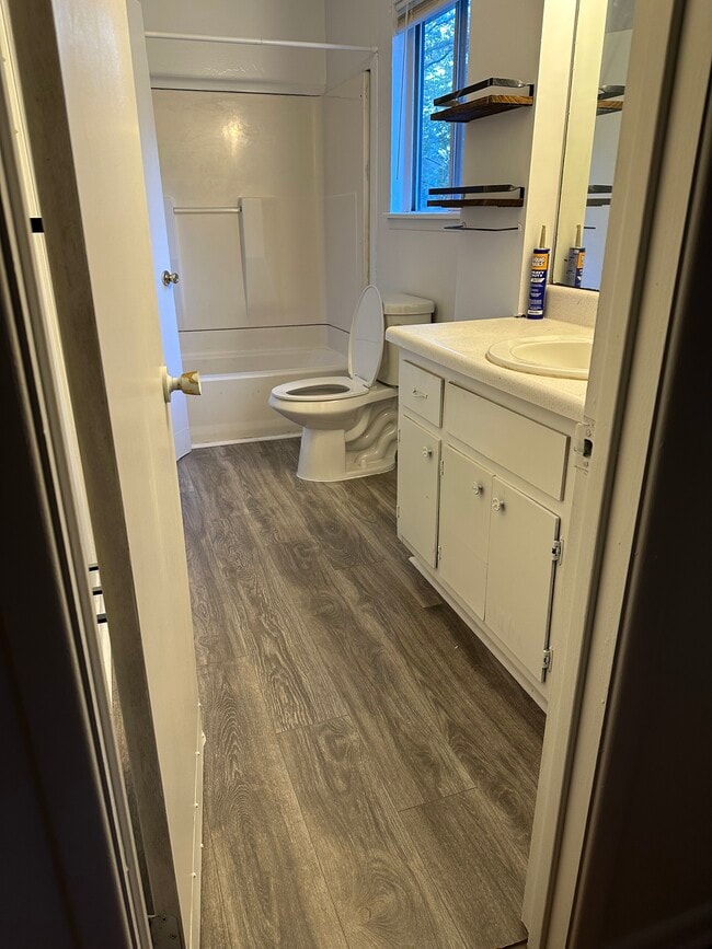 Full bathroom - 2848 Rex Rd