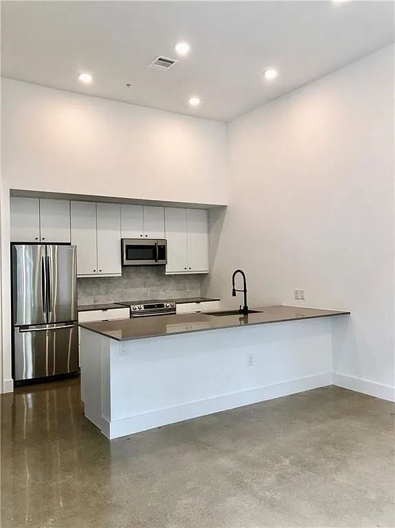 Building Photo - "Chic 2-Bed Gem in Vibrant East Austin Locale – Welcome Home!"