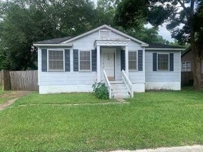 Building Photo - 210 Pinehill Dr