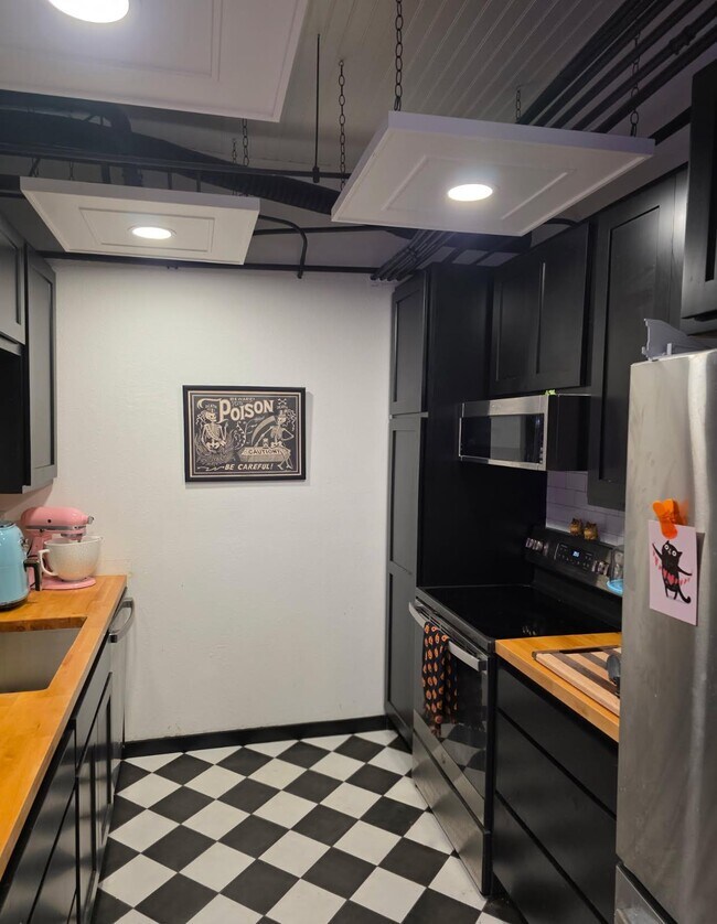 Cocina reformada con electrodomésticos de acero inoxidable. - 21 N Last Chance Gulch