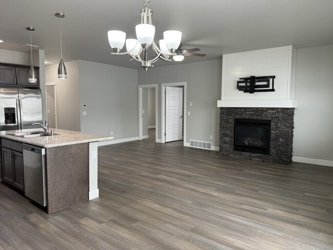 Building Photo - 817 Mission Oaks Dr