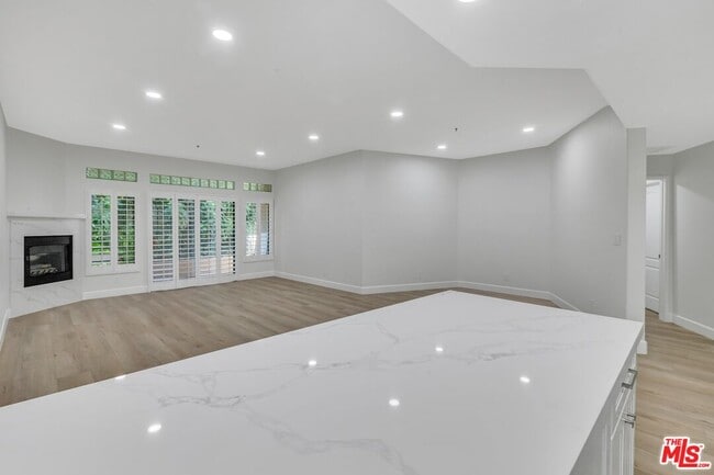 Foto del edificio - 4477 Woodman Ave