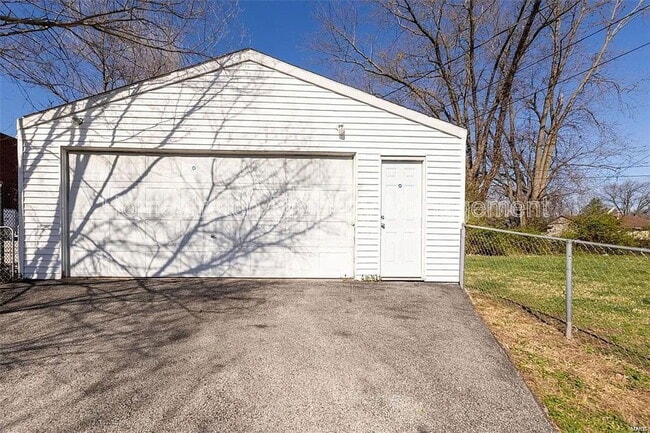 Building Photo - 10051 Royal Dr