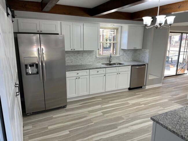 Building Photo - 418 Verna Dr