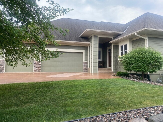 Foto del edificio - 5535 Fernbrook Ln N