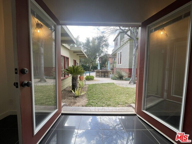 Foto del edificio - 422 1/2 N Avenue 66