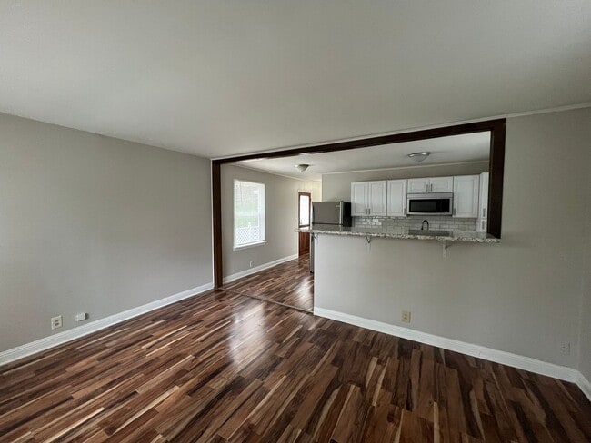 Building Photo - **$250 Off First Month's Rent!** Adorable ...