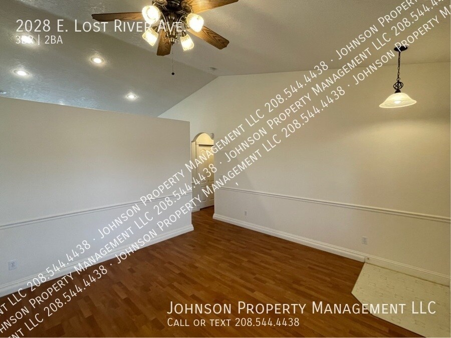 Primary Photo - 2028 E Lost River Ave, Nampa
