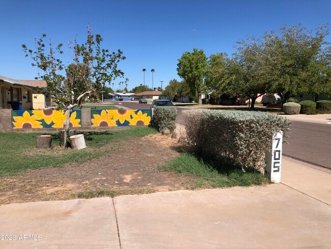 Foto del edificio - 705 W 16th St