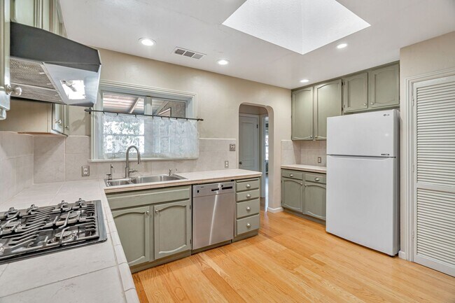 Foto del edificio - 14141 Victor Pl