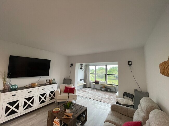 Foto del edificio - 1020 Country Club Dr