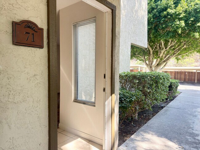 Foto del edificio - Lower Level Condo in Gated Arbor Hill!