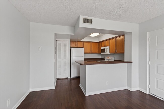 Building Photo - ONE BEDROOM ONE BATHROOM!! Waterfront Comm...