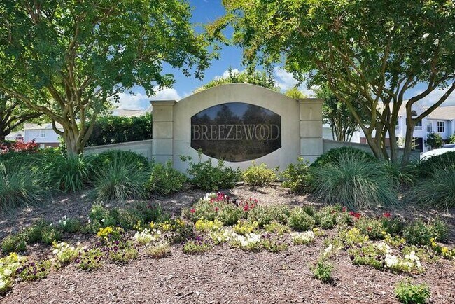 Foto del edificio - Furnished! Breezewood ground floor unit, Open floor plan, fire place, patio, large closets, wood ...