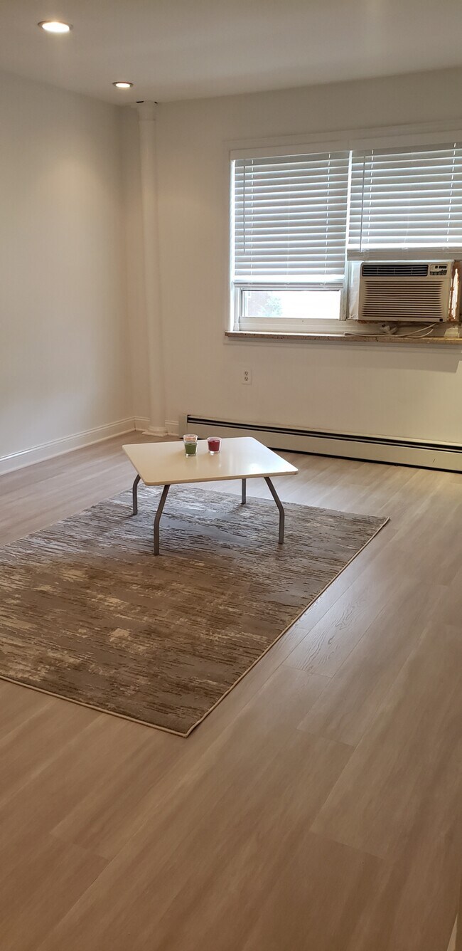 Living room - 1500 W Terrace Cir
