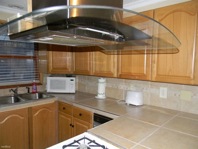 Building Photo - 2202 Roosevelt Dr