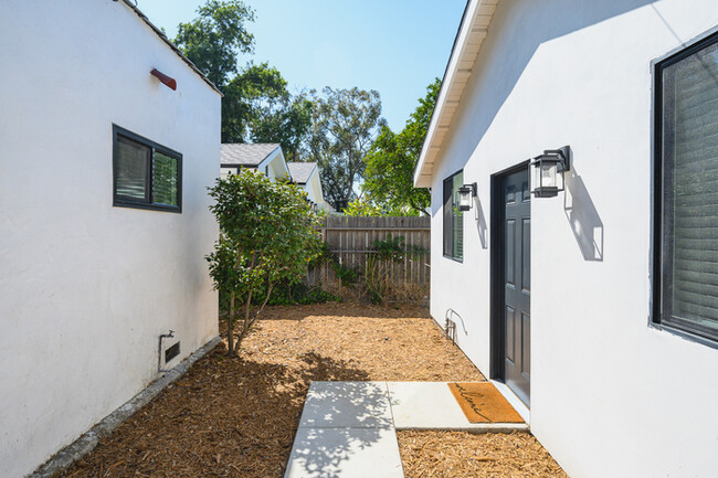 Building Photo - Fully furnished back ADU in Van Nuys