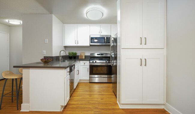 Renovated kitchens with premium finishes are available for upgrade. Ask the leasing team for more details. - Indian Oaks