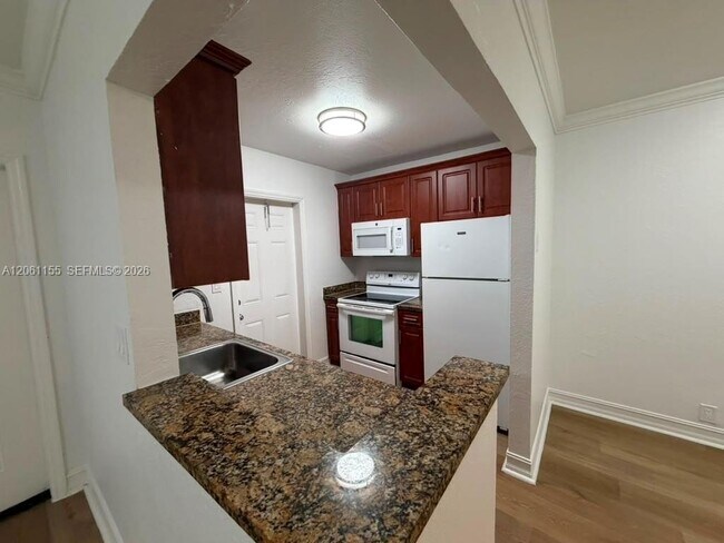 Foto del edificio - 1400 NE 56th St