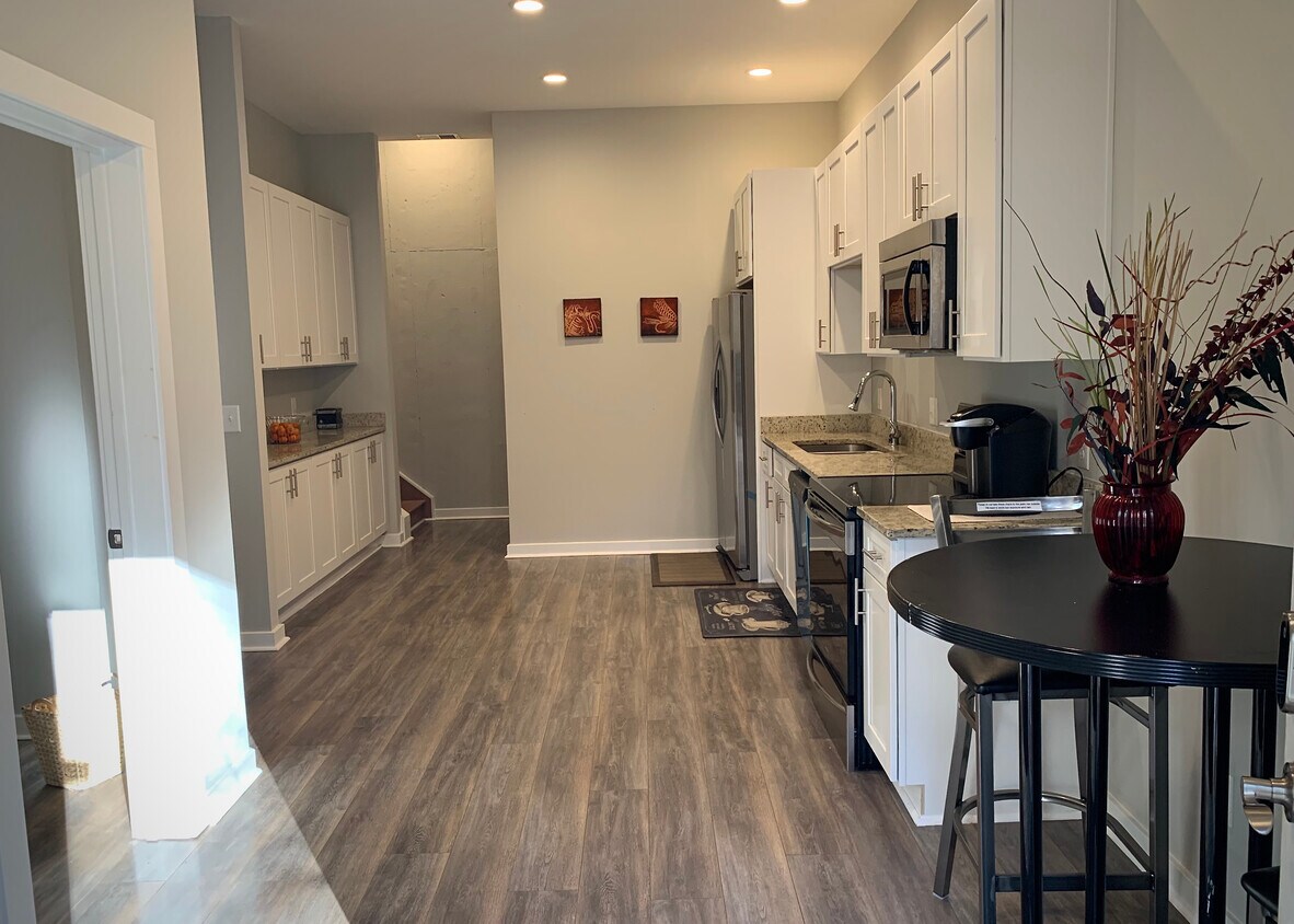 Primary Photo - 614 Larchmont Dr NW