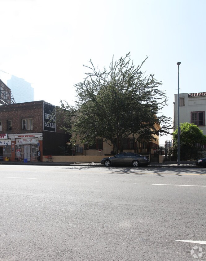 Building Photo - 1222 W 8th St