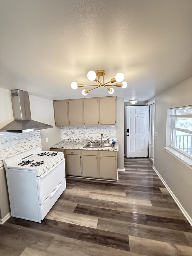 Building Photo - 421 Pine St