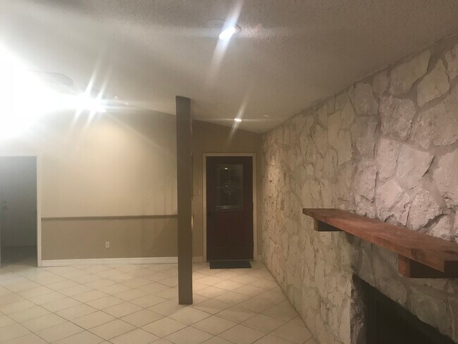 Building Photo - 8508 Mesa Dr
