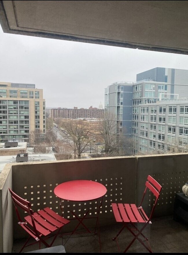 Building Photo - Amazing Studio Condo Unit in Southwest Wat...