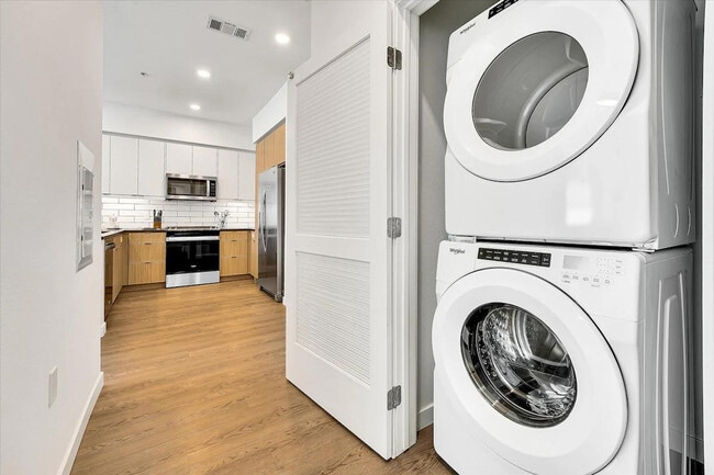 Building Photo - 593 Camino De La Reina