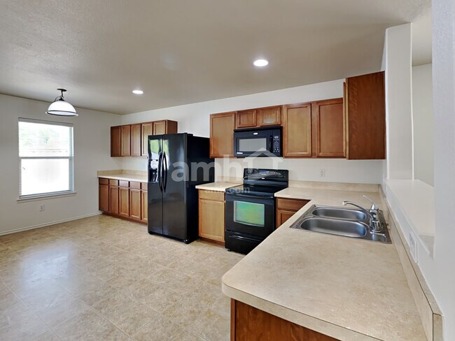 Building Photo - 110 Daisy Dr