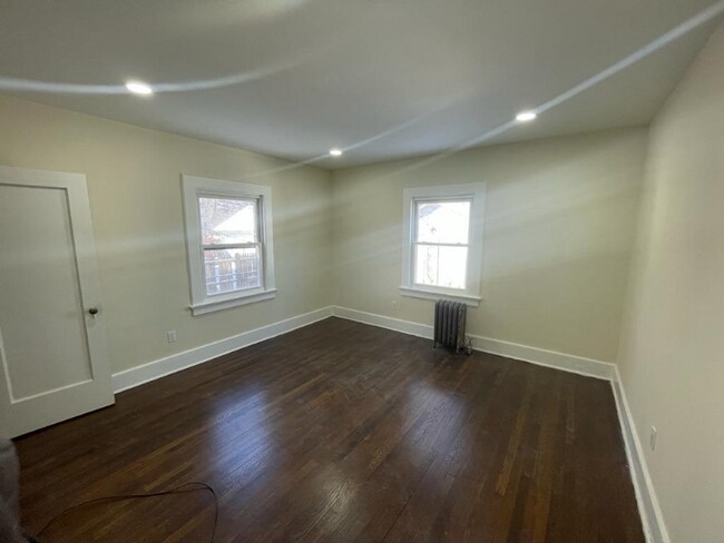 Building Photo - 327 N Maple Ave