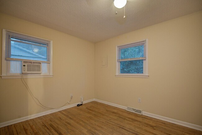 Foto del edificio - COMING SOON! Charming 3 Beds and 1 Bath Ra...