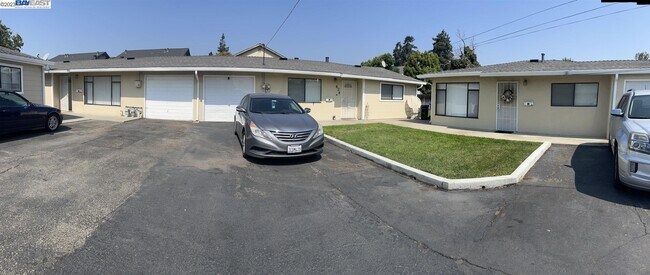 Building Photo - 422 Grove Way