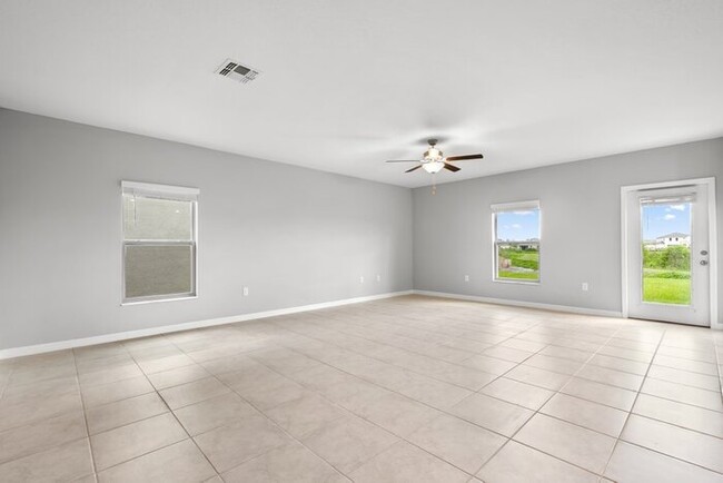 Foto del edificio - Come Rent this LIKE NEW Home in Lakeside w...