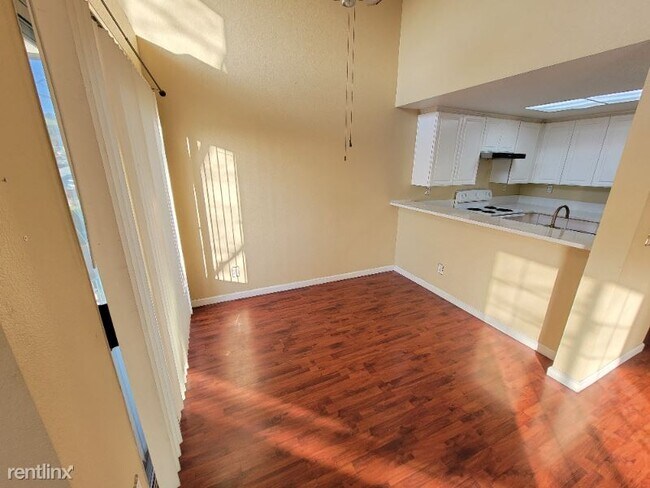 Building Photo - 2 br, 1 bath Condo - 1490 Thrush Ave