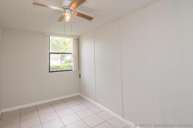 Building Photo - 2771 Riverside Dr