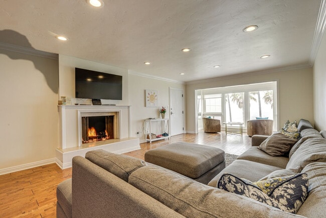 1039 Coast Blvd