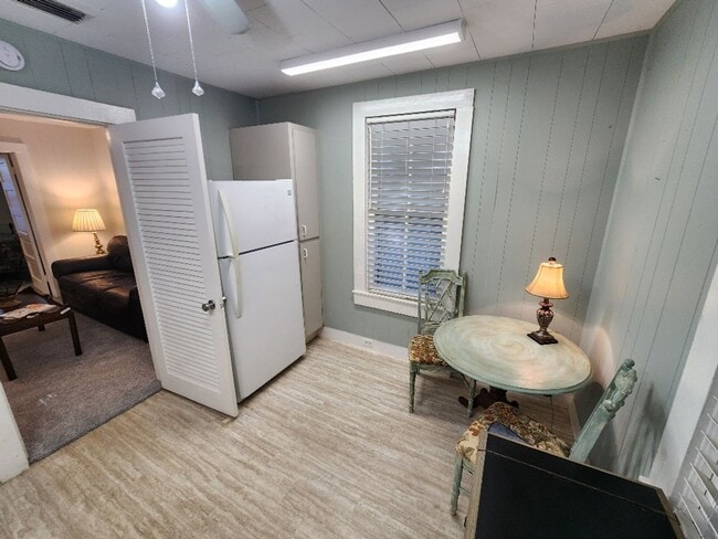 Foto del edificio - Quaint downtown riverside 2 Bedroom 1 Bath...