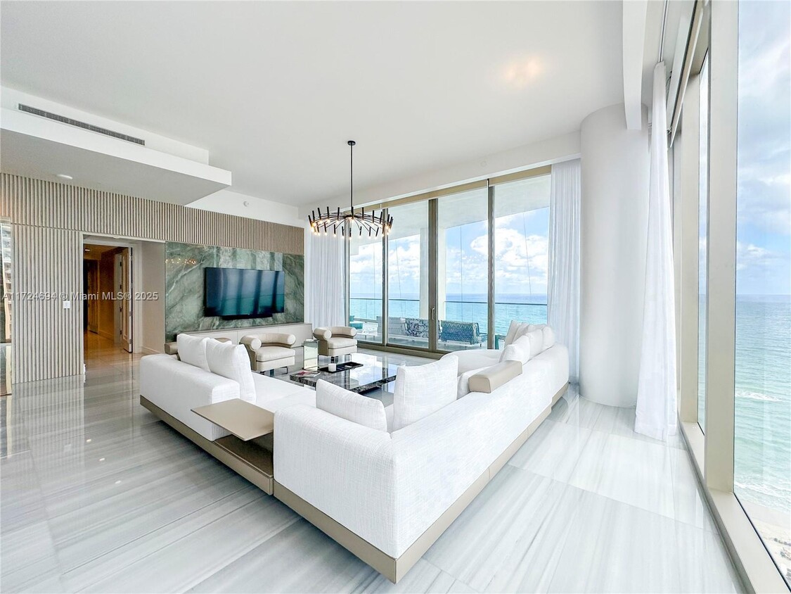 Foto principal - 17901 Collins Ave