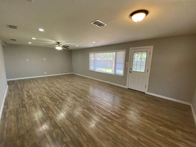Building Photo - Large 4/2!! $500 off First Months Rent!