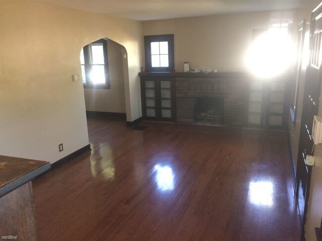 Building Photo - 322 E Greenlawn Ave