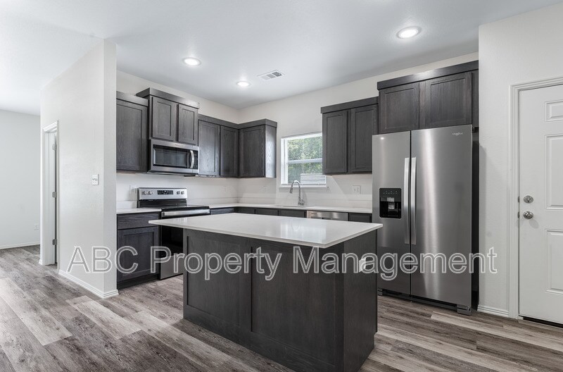 Primary Photo - 955 S Benchmark Ln