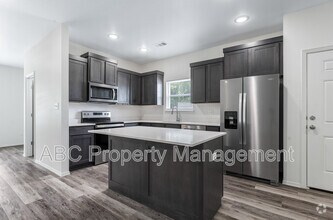 Building Photo - 955 S Benchmark Ln