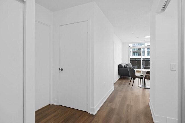 Photo du bâtiment - One Plus Den Furnished unit
