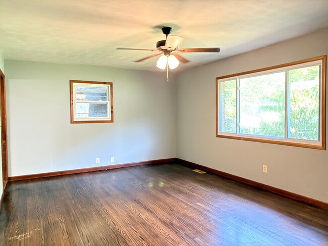 Building Photo - 1406 Valley View Dr
