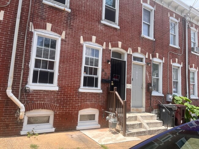Building Photo - 933 N Pine St